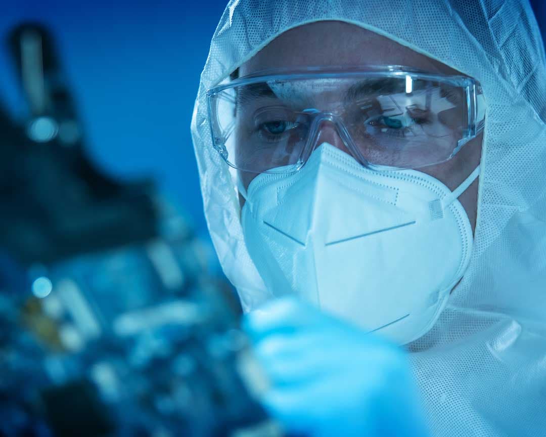 Imagen de una persona protegida con materiales médicos (mascarilla, gafas, gorro)