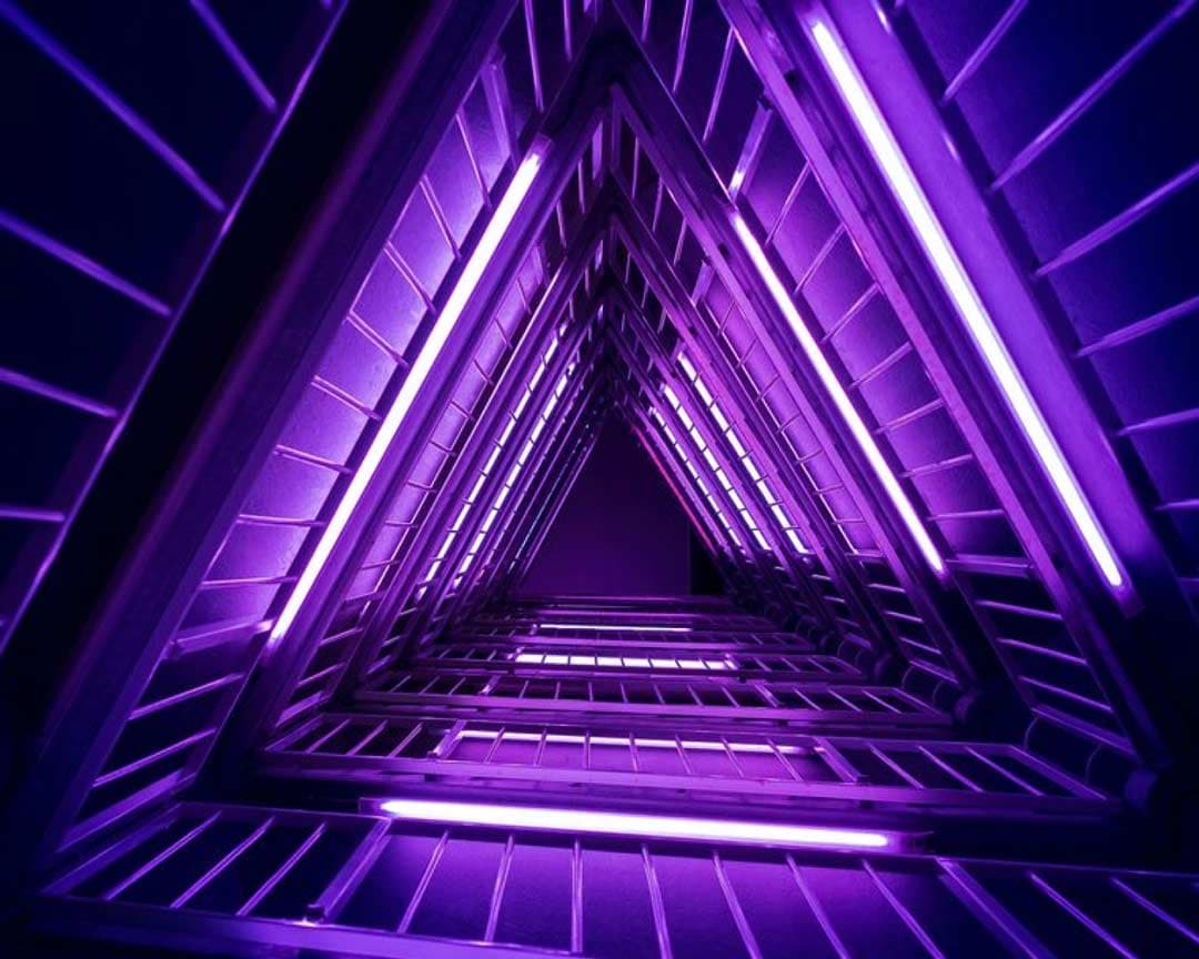 Imagen de luces moradas haciendo triángulos con efecto infinito
